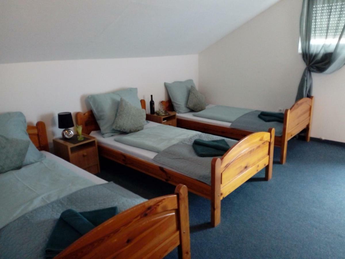 Yorki Panzio Hotel Alsoors Luaran gambar