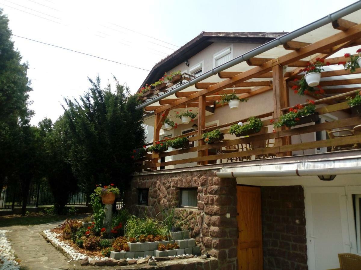 Yorki Panzio Hotel Alsoors Luaran gambar
